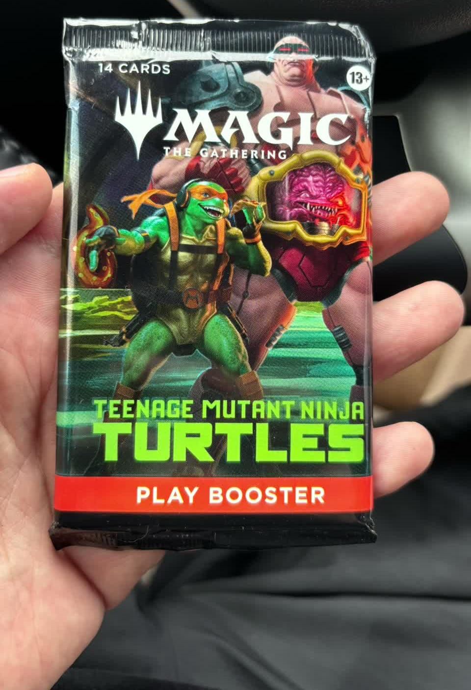 Booster de Magic: The Gathering TMNT sendo aberto